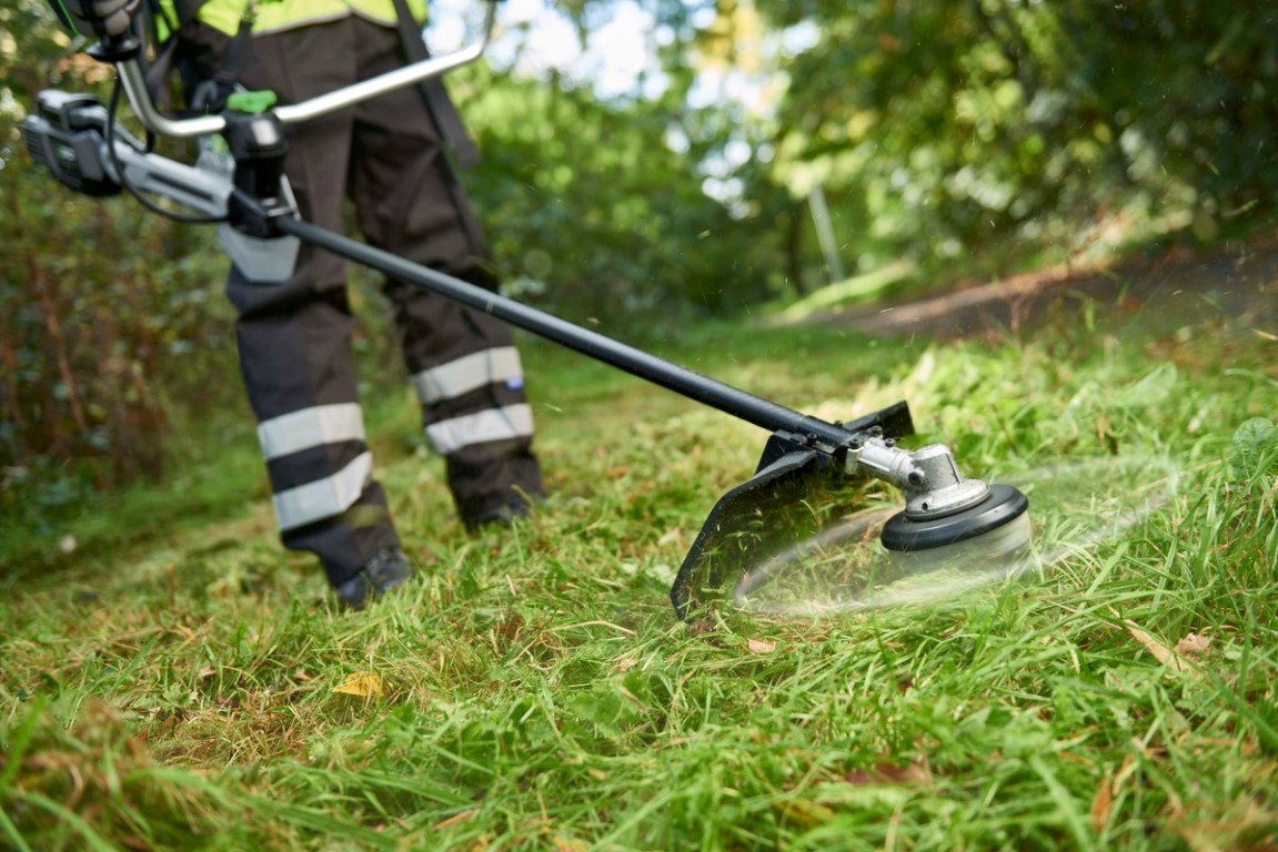 Kan je met een bosmaaier gras maaien?